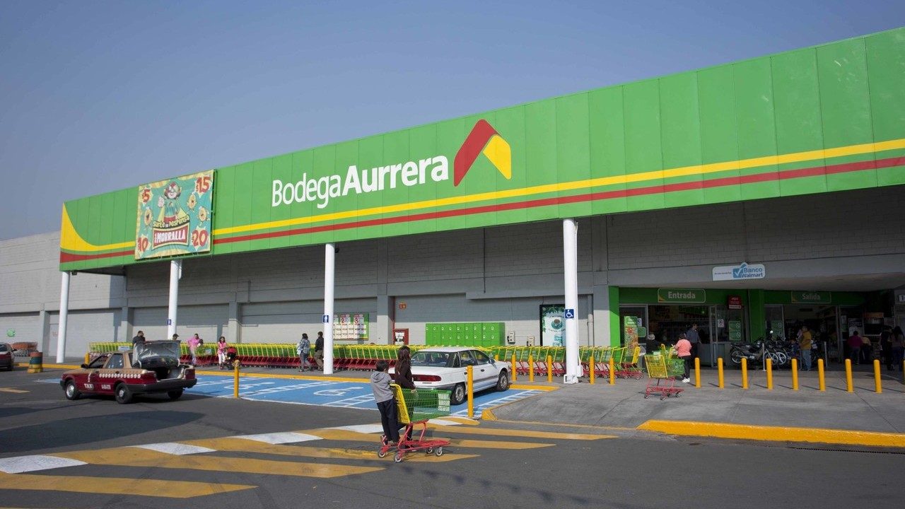 How can I obtain high-quality user numbers by adding strangers on WhatsApp?